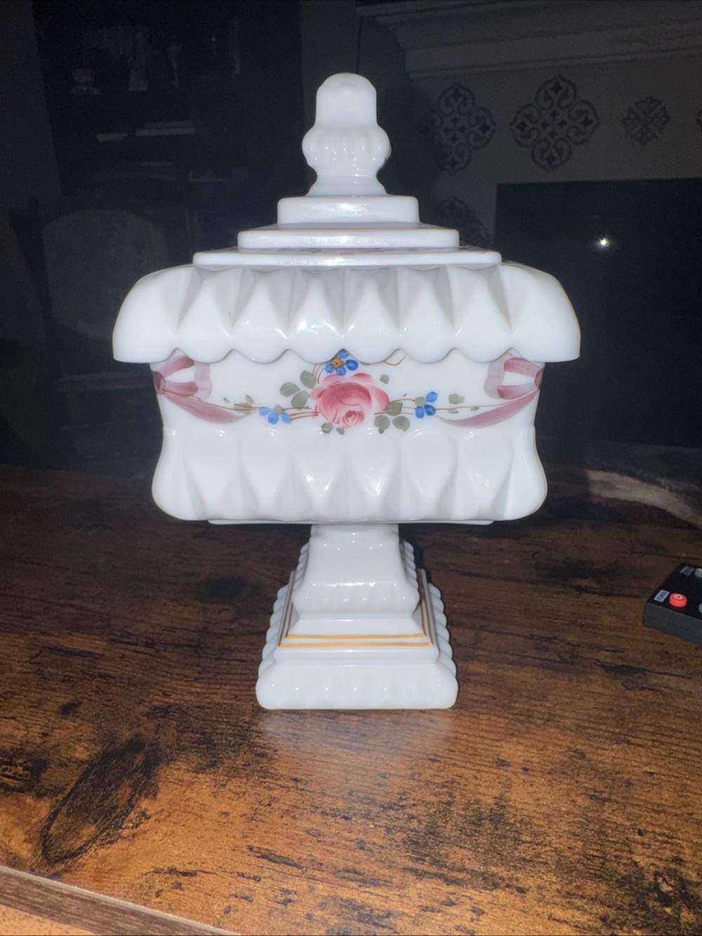 Vintage Westmoreland Milk Glass Roses & Bows Wedding Box - Picture 2 of 9